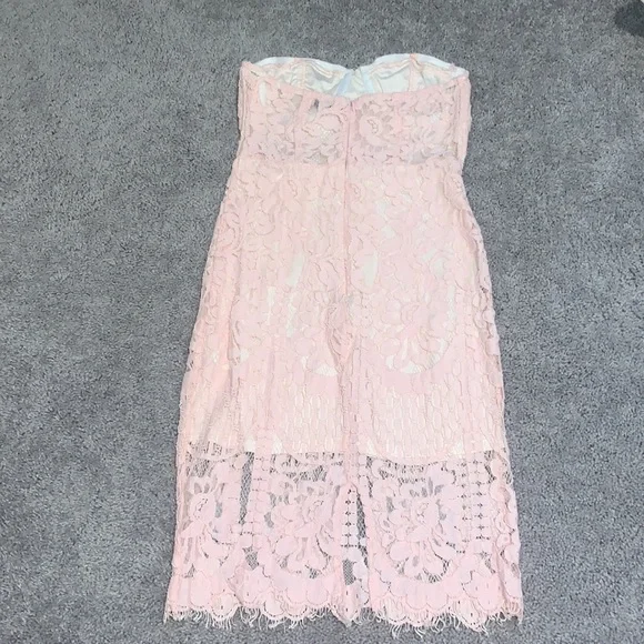 Lace light pink fitted dress - Picture 2 of 3